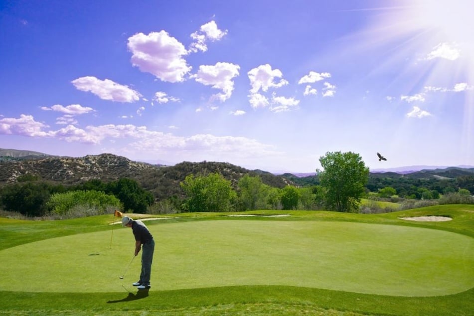 Ein passionierter Golfspieler könnte sich selbst ein großes Geschenk machen: zum Beispiel eine Reise an einen der schönsten Golfplätze der Welt.