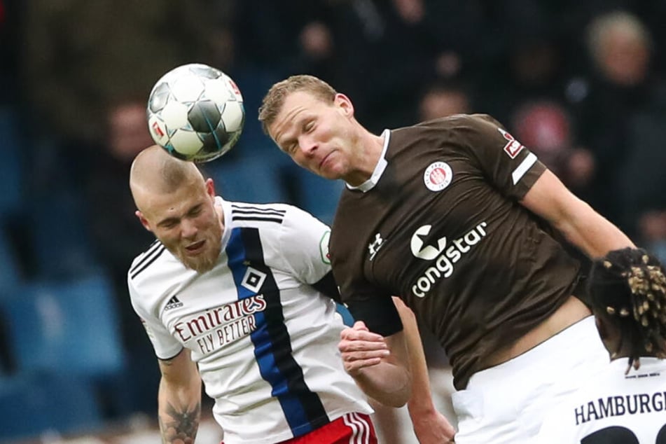 Niederländer unter sich: Rick van Drongelen und Henk Veerman im Kopfball-Duell.