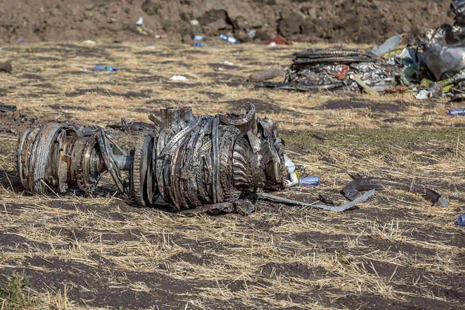 Teile der Boeing 737 Max 8 liegen auf dem Boden der Absturzstelle in der Nähe von Bishoftu (Äthiopien).