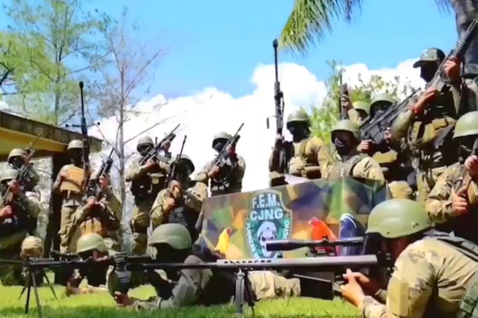 Bildschirmaufnahme aus einem angeblichen Propaganda-Video der CJNG vom Herbst 2021, auf dem stark bewaffnete Männer zu erkennen sind.