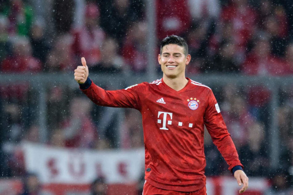 James Rodriguez vom FC Bayern München jubelt über seinen Treffer zum 4:0. Insgesamt hat er am Sonntagabend dreimal getroffen.