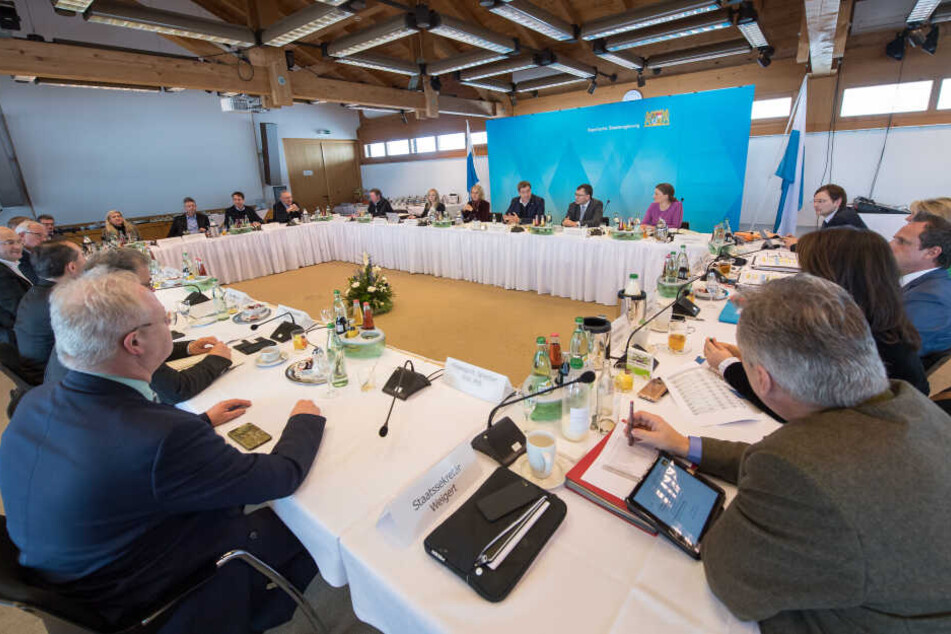 Das bayerische Staatskabinett sitzt zum Auftakt der Haushaltsklausur der Staatsregierung zusammen.