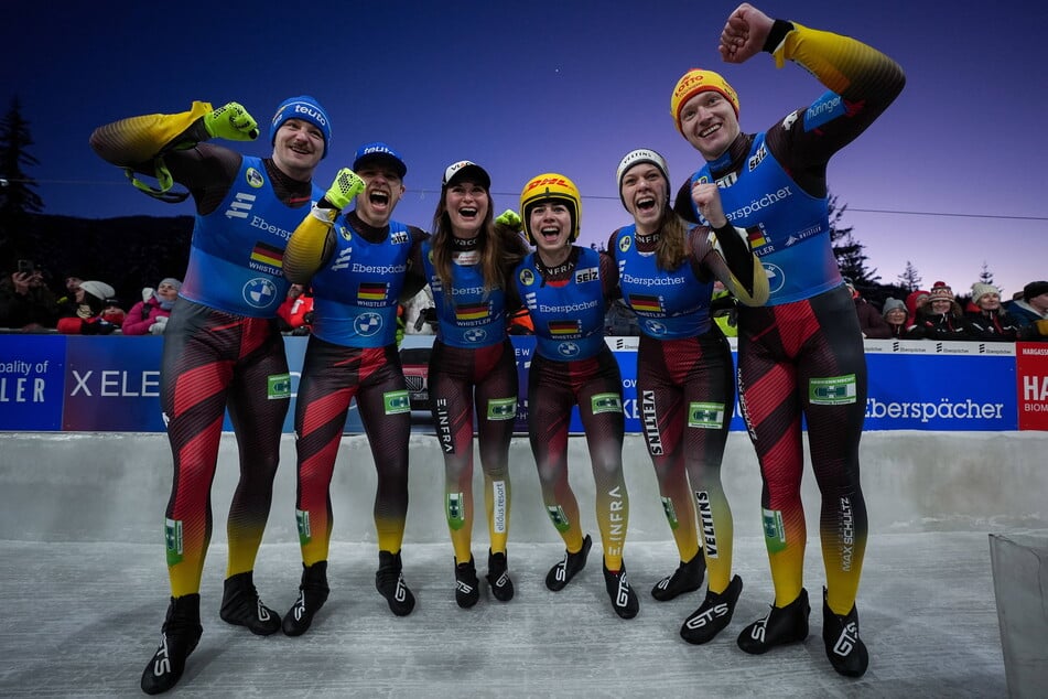 Was für eine Leistung! Hannes Orlamuender (v.l.), Paul Constantin Gubitz, Julia Taubitz, Jessica Degenhardt, Cheyenne Rosenthal und Max Langenhan freuen sich über Staffel-Gold. Es war das i-Tüpfelchen bei der WM.