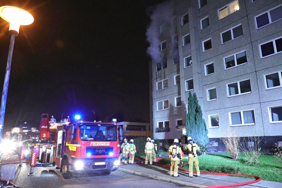 Die Feuerwehr eilte mit einem Großaufgebot zum Mehrfamilienhaus im Dresdner Südosten.