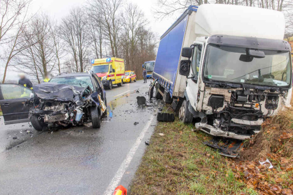 Die Fahrerin des VW Polo wurde bei dem Unfall schwer verletzt.