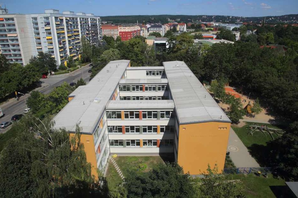 Die Schulen gibt es in unterschiedlichen Ausführungen. Manche haben bereits einen zweiten Rettungsweg, aber ihnen fehlen Notausstiege aus den Kellern.