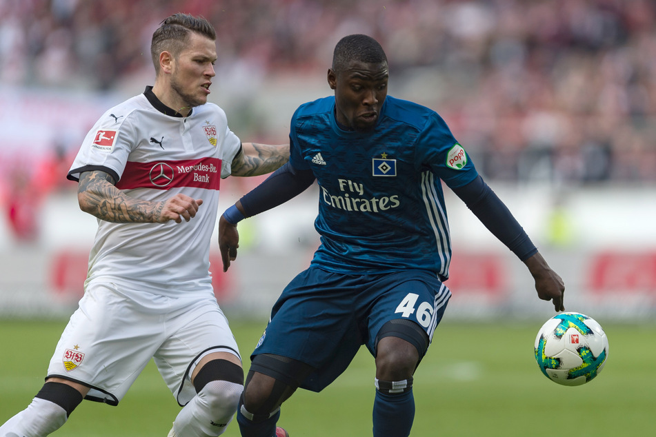 HSV-Spieler Stephan Ambrosius (21, r.), hier 2018 im Zweikampf mit Stuttgarts Daniel Ginczek, hat sich bei der U21 mit Corona infiziert. (Archivfoto)