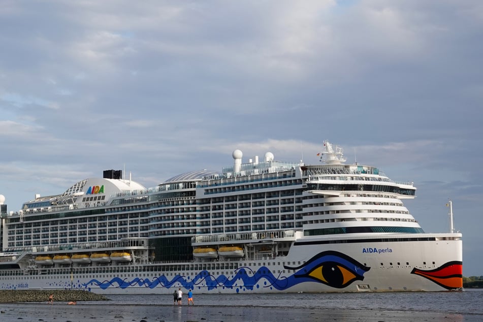 Die AIDAperla riss sich bei Starkwind vom Pier los.