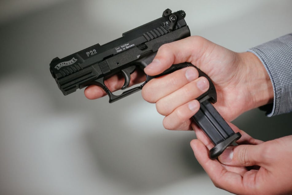 Polizei findet Waffenarsenal bei Mann: Ehefrau alarmierte die Beamten