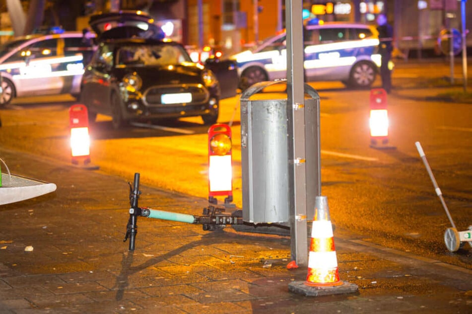 Der Fahrer des E-Scooters wurde schwer verletzt.