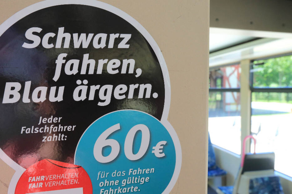 Ohne gültiges Ticket, jedoch ordentlich vollgetankt war das Trio unterwegs. (Symbolbild)