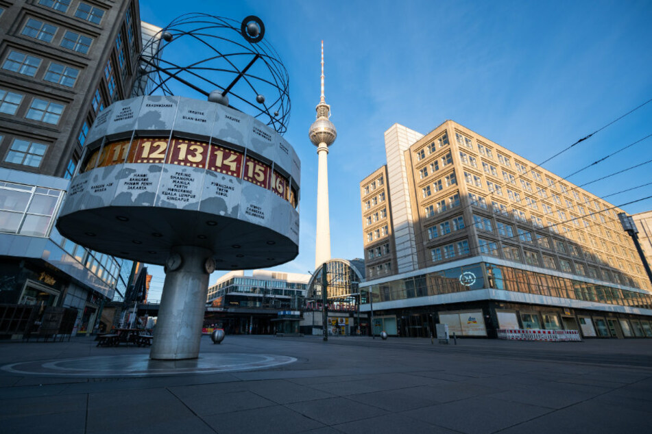 Der Alexanderplatz ist am Ostersonntag menschenleer.