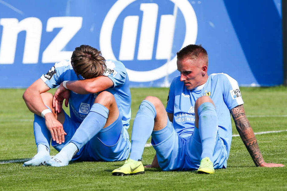 Sören Reddemann (l.) und Paul Milde saßen nach Abpfiff enttäuscht auf dem Rasen.