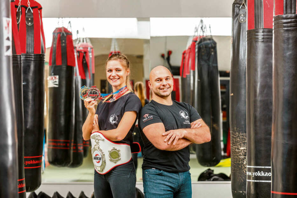 Freuen sich riesig über den Vize-WM-Titel: Kickboxerin Josy Wünsche (24) und ihr Trainer Ronny Schönig (42).