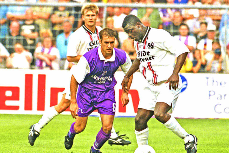 Mehr als 20 Jahre her: Joe Enochs (vorn,r.) im VfL-Trikot gegen den damaligen Hannoveraner Gerald Asamoah. Enochs ist noch immer Osnabrücks Rekordspieler.
