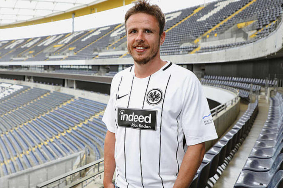Der Neuzugang ließ sich bereits stolz im Dress der Frankfurter Eintracht ablichten.