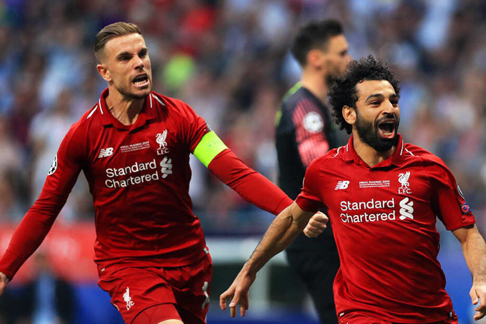 Mohamed Salah bejubelt sein Tor zum 1:0 mit Kapitän Jordan Henderson.