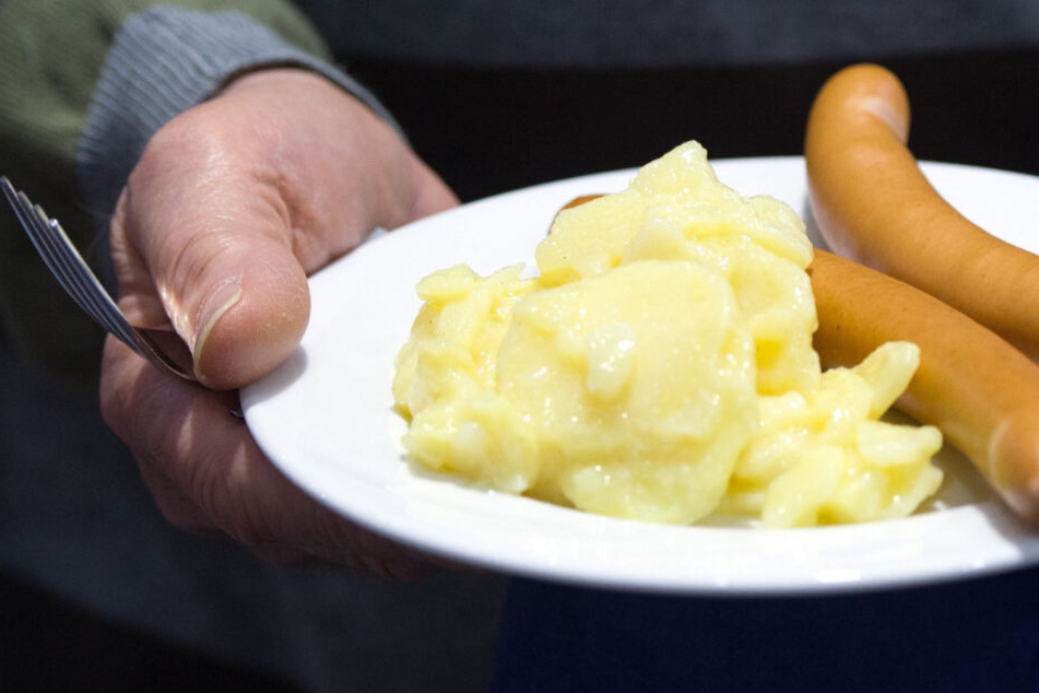 Giftiger Kartoffelsalat? Ehefrau bereitet Abendessen mit Folgen zu