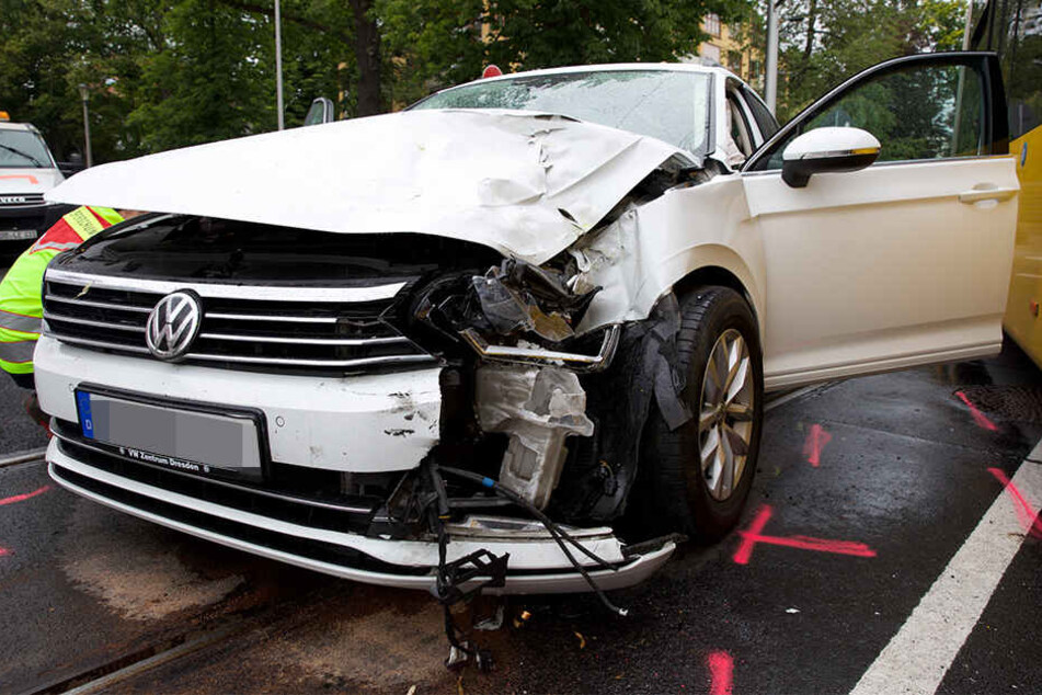 Der VW wurde vorne links erheblich beschädigt.