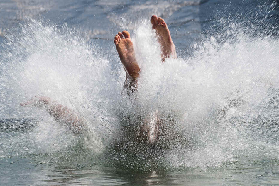 Der Student zögerte nicht und sprang sofort ins Wasser. (Symbolbild.)