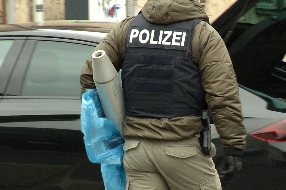 Ein Polizist trägt einen Gegenstand aus der Gaststätte "Bull's Eye" in ein Auto. Mehrere Personen der rechten Szene in Eisenach stehen in Verdacht, Mitglied in einer kriminellen Vereinigung zu sein.
