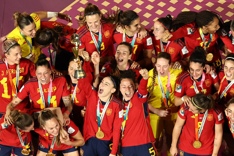 Keine der 23 spanischen Fußball-Weltmeisterinnen wird der Nominierung der neuen Nationaltrainerin folgen.