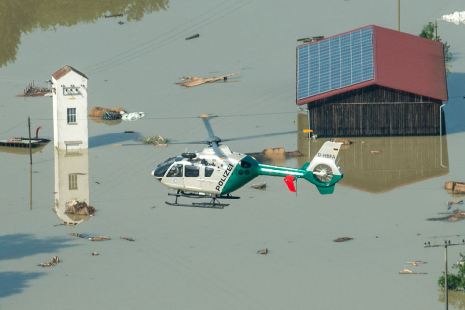 Ein Polizeihubschrauber fliegt am 7.6.2013 über den Landkreis Deggendorf.