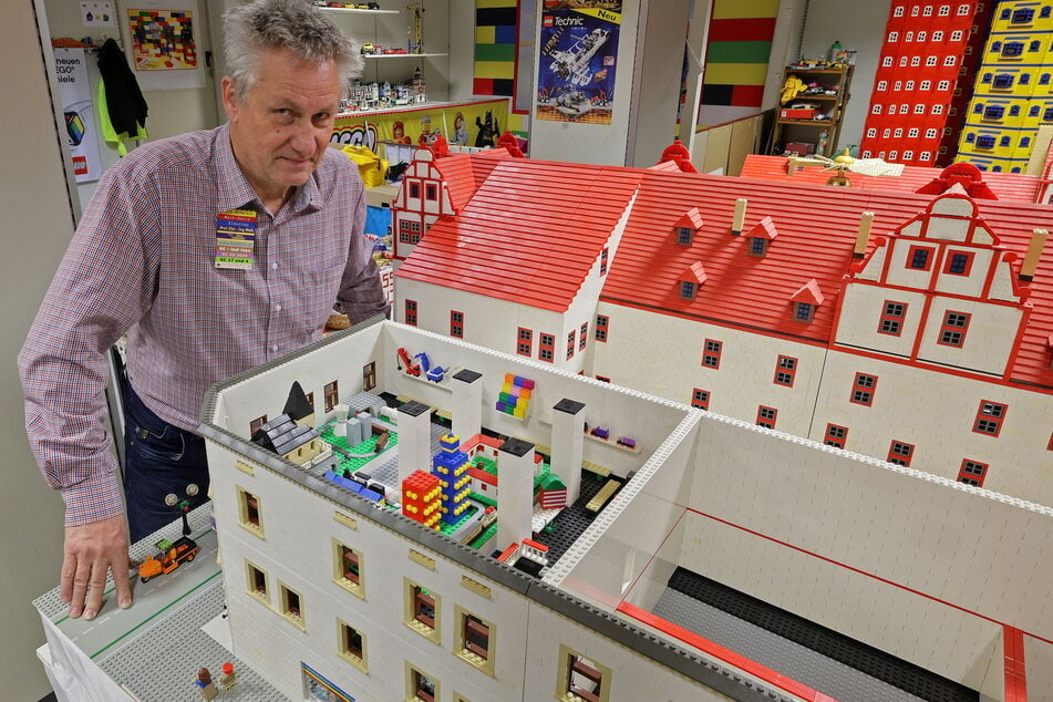 Maik Schenker (64) hat auch ein LEGO-Modell der Ausstellung gebaut.