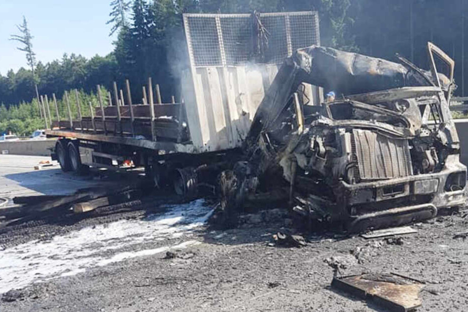 Auf der A8 ist es nach einem Unfall zu dramatischen Szenen gekommen.