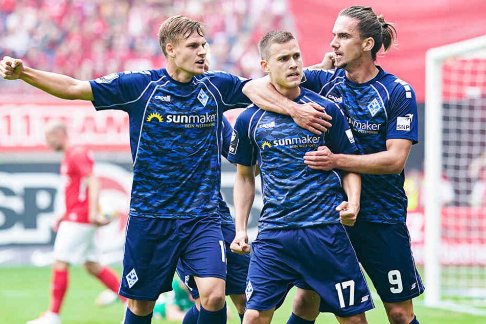 Gianluca Korte (M.) bejubelt mit Vorlagengeber Valmir Sulejmani (r.) und Max Christiansen die zwischenzeitliche Mannheimer 1:0-Führung. Korte und Sulejmani mussten später verletzt ausgewechselt werden.
