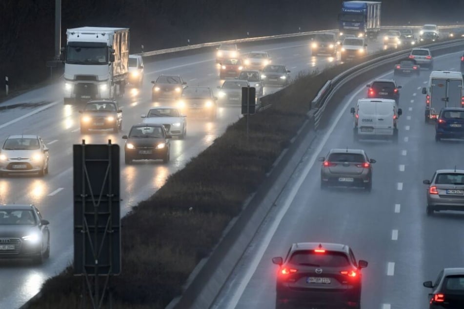 Der Unfall ereignete sich am frühen Morgen auf der A2. (Symbolbild)
