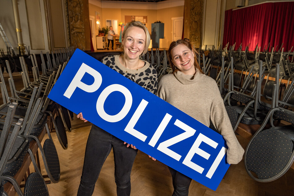 Maria Mendrok (39) und Johanna Krüger (33) verwandeln das Biertheater in ein Polizeirevier.