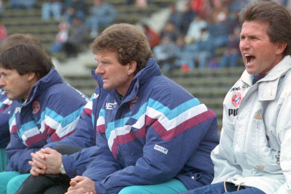 1991: Die Bayern-Bank mit Teamarzt Hans Müller-Wohlfahrt (l-r), Co-Trainer Egon Voordes und Cheftrainer Jupp Heynckes.