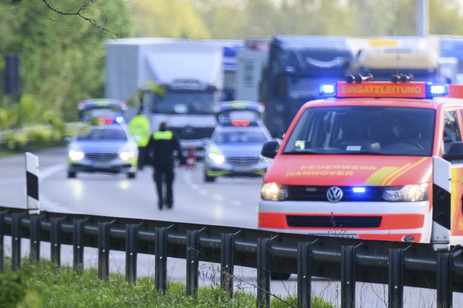 Einsatzkräfte der Polizei sperren die Autobahn nach einem Unfall ab. (Symbolbild)