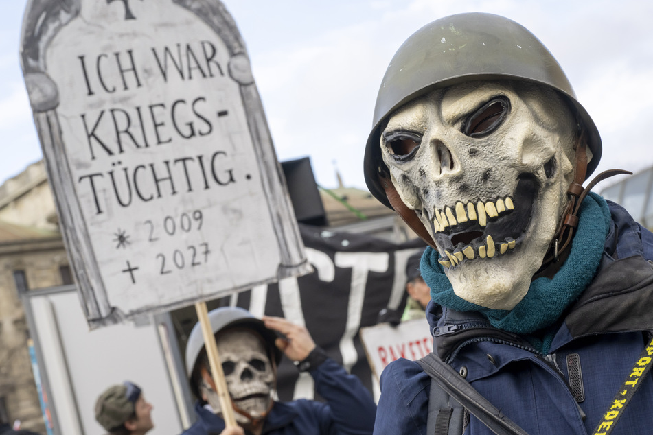 Unter dem Motto "Gegen die NATO-Kriegstagung" setzten Demonstranten am Rande der Sicherheitskonferenz ein Zeichen.