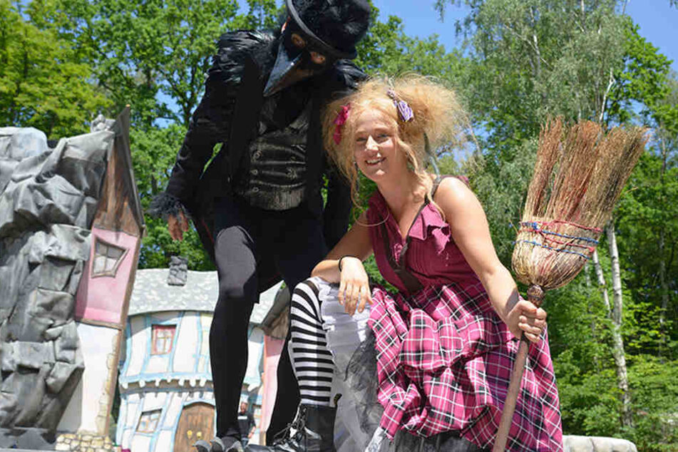 Marko Bullack (48) und Magda Decker (32) schlüpfen für das Sommertheater in die Rollen der kleinen Hexe und ihres Raben Abraxas.