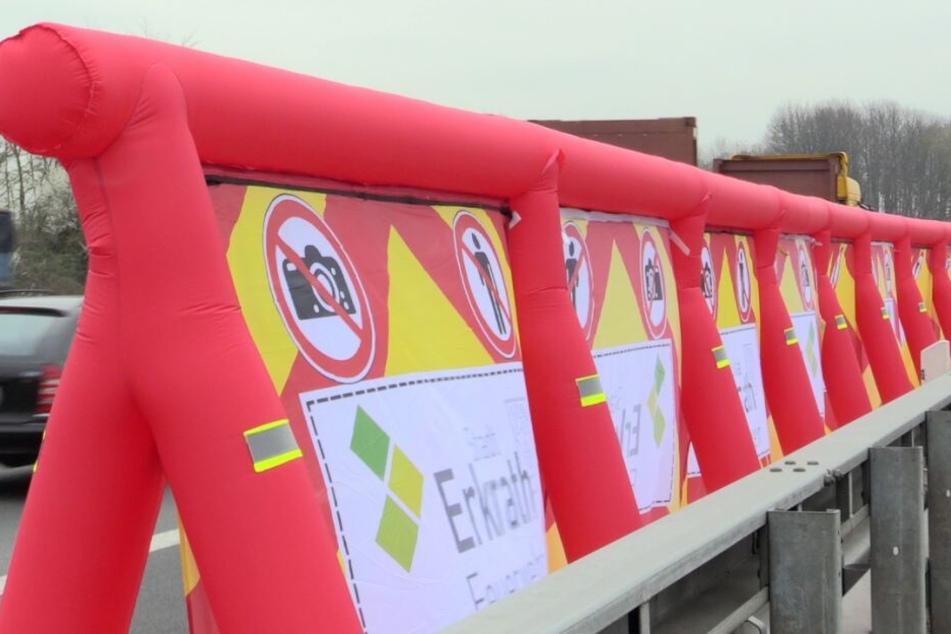 Die Feuerwehr Erkrath stellte einen aufblasbaren Sichtschutz auf, um Gaffern den Einblick zu verwehren.
