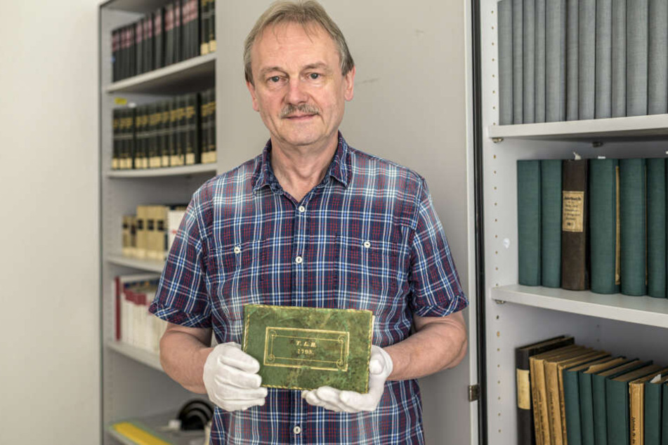 Archivar Roland Volkmer (64) kümmert sich nun um das über 200 Jahre alte Poesiealbum.