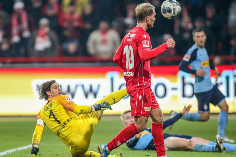 Unions Sebastian Andersson erzielt das 2:0 gegen Gladbach.
