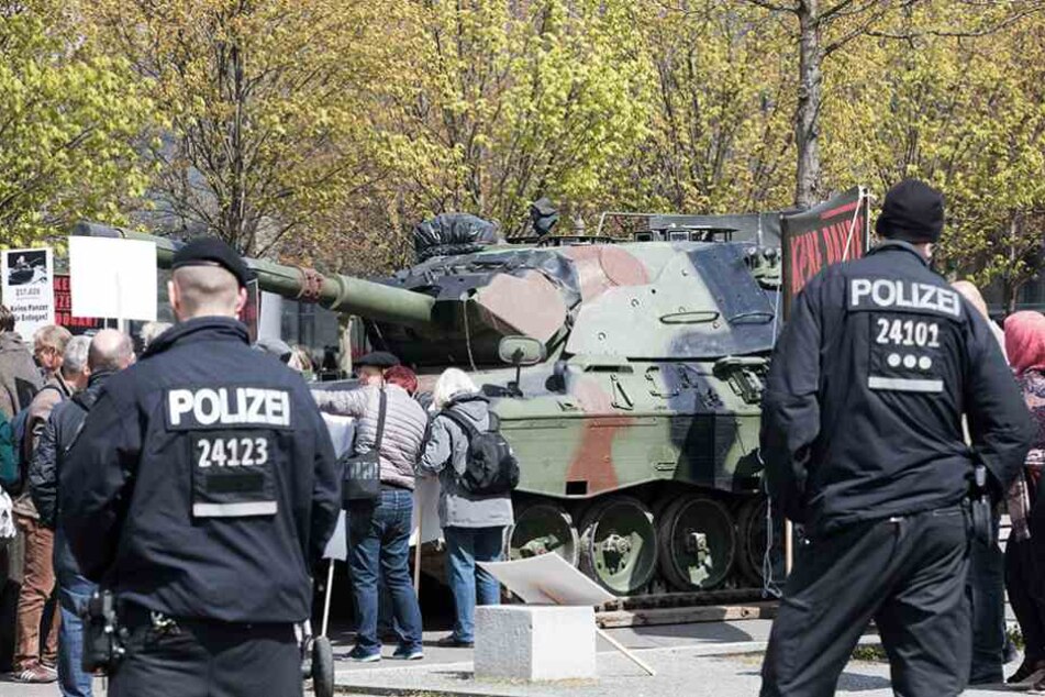 Der Leopard I stand am Mittwoch auf dem Platz der Republik vor dem Reichstag.