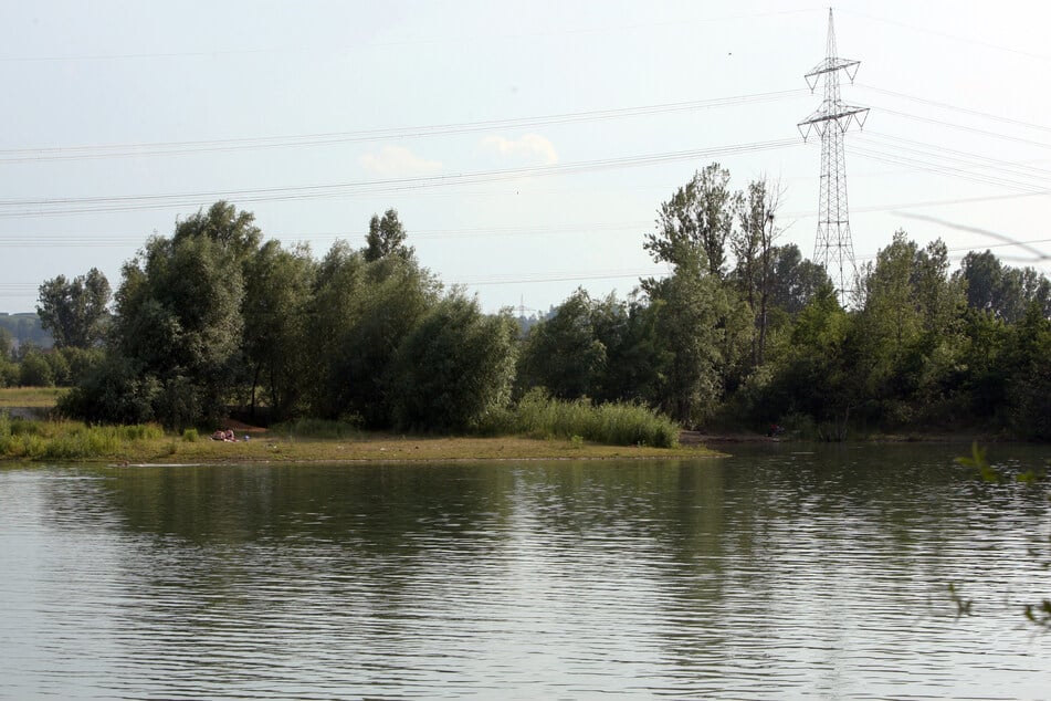 An einer Kiesgrube in Dresden-Zschieren ist eine Frau (27) offenbar zum Opfer eines älteren Mannes geworden. (Archivfoto)