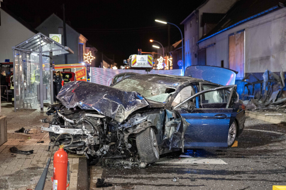 Der BMW des Unfallfahrers erlitt bei dem schlimmen Unfall einen Totalschaden.