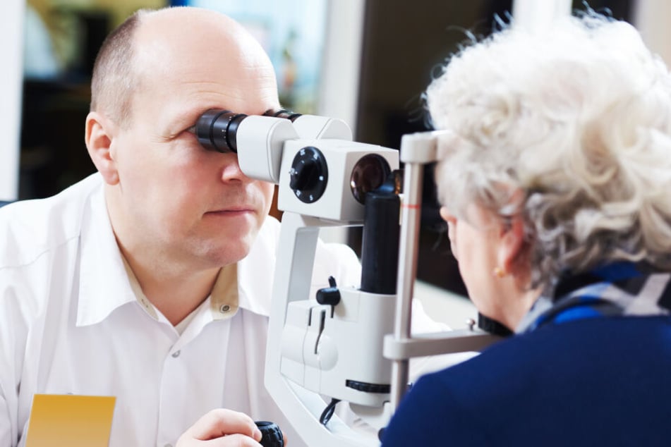 Bei einem Routine-Sehtest fand der Arzt etwas Besorgniserregendes im Auge der Frau,