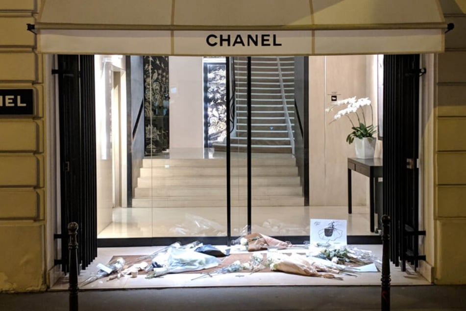 Am Hause Chanel legten Pariser Blumen nieder.