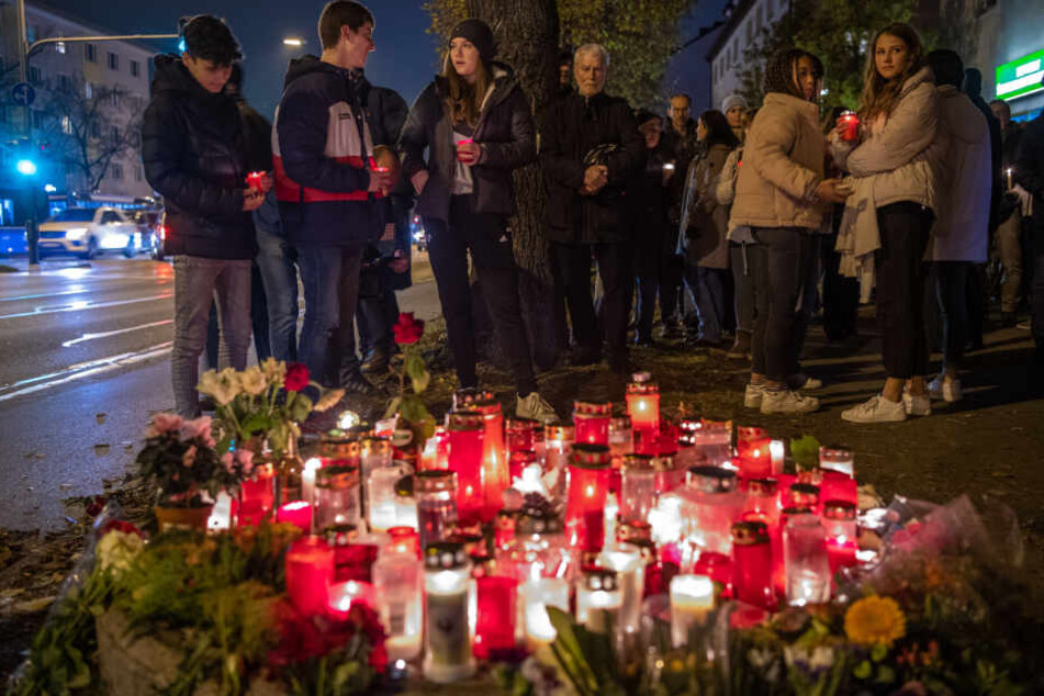 Menschen halten in München eine Mahnwache für den bei dem Raserunfall getöteten 14-jährigen Jungen.