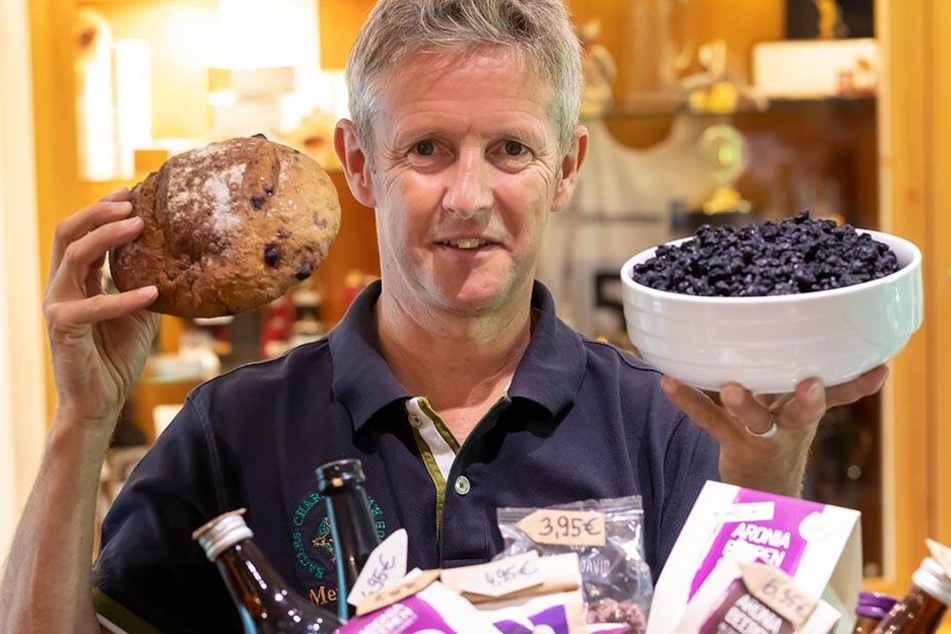 Steht auf die Aronia-Beere: Jens Weißflog (55) muss mit der Ernte aber noch sieben Wochen warten.
