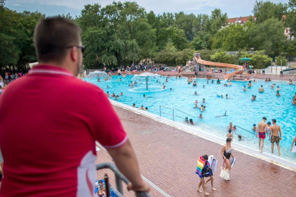 Ein Bademeister beobachtet das Treiben im Schwimmbad. (Symbolbild)