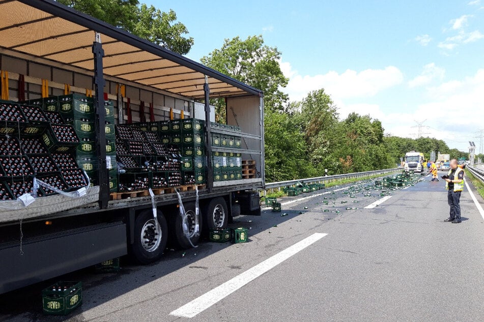 Lkw verliert Dutzende Kisten Bier: Flaschen zerschlagen auf Autobahn