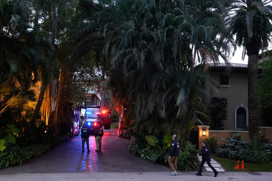 Bundesagenten untersuchen ein Anwesen des Rappers Sean "Diddy" Combs auf Star Island in Miami Beach.
