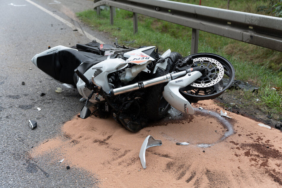 Biker erleidet mehrere Knochenbrüche bei schwerem Unfall: "Alle Schutzengel gehabt"